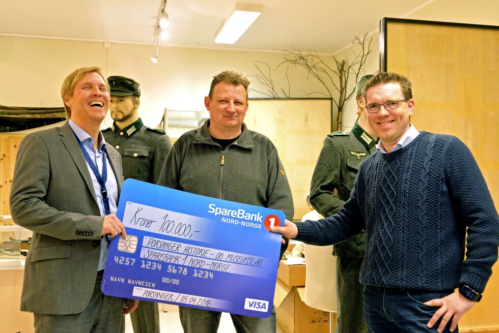 God stemning da banksjef Ulf Tore Isaksen (til venstre) fra Alta overrakte sjekken til Roger Albrigtsen (i midten). 
Kunderådgiver Tommy Olsen representerte den lokale Sparebank1 i Lakselv.
 Foto: Sonja E Andersen