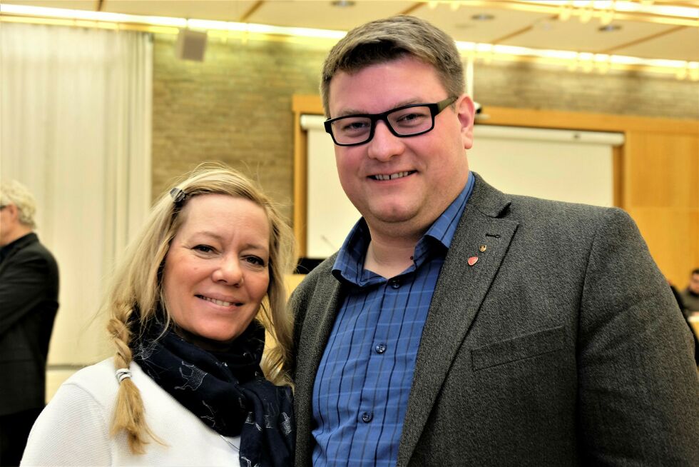 De var ikke enige om salg av FeFos kraftaksjer, Høyres Ellen Kristina Saba og Aps Ståle Olsen. Men tross det, var begge like smilende.
 Foto: Bjørn Hildonen