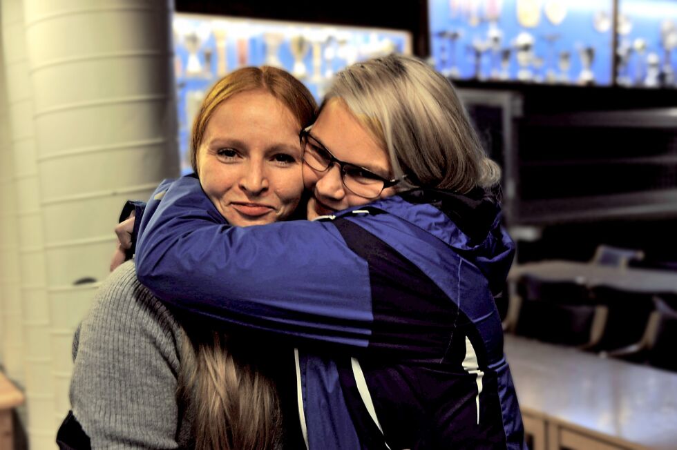 Petra Henriksen (til høyre) var glad for å ha med søsteren Saara (til venstre) som emosjonell støtte på talkshowet som handlet om det å vokse opp med ADHD.
 Foto: Karsten Ugelvik