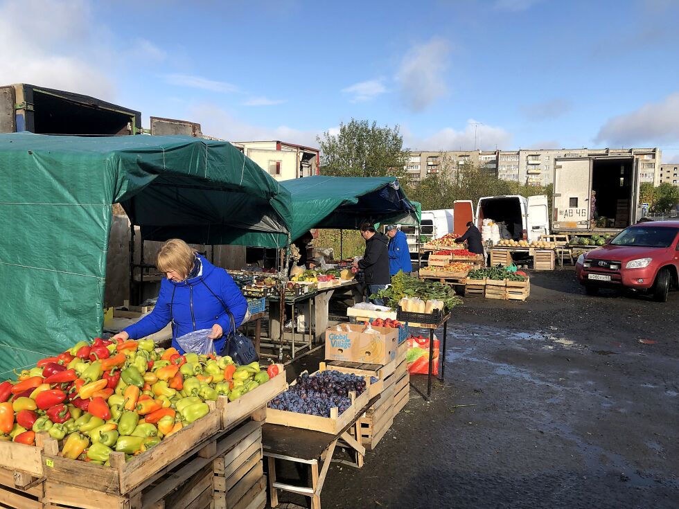 Et stort og fargerikt utvalg grønnsaker og frukt gjør at stadig flere nordmenn handler på et av torgene i Zapoljarnyj
 Foto: Halllgeir Henriksen