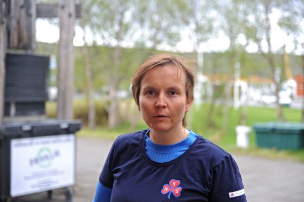 Strekker ut en hånd til ungdommen