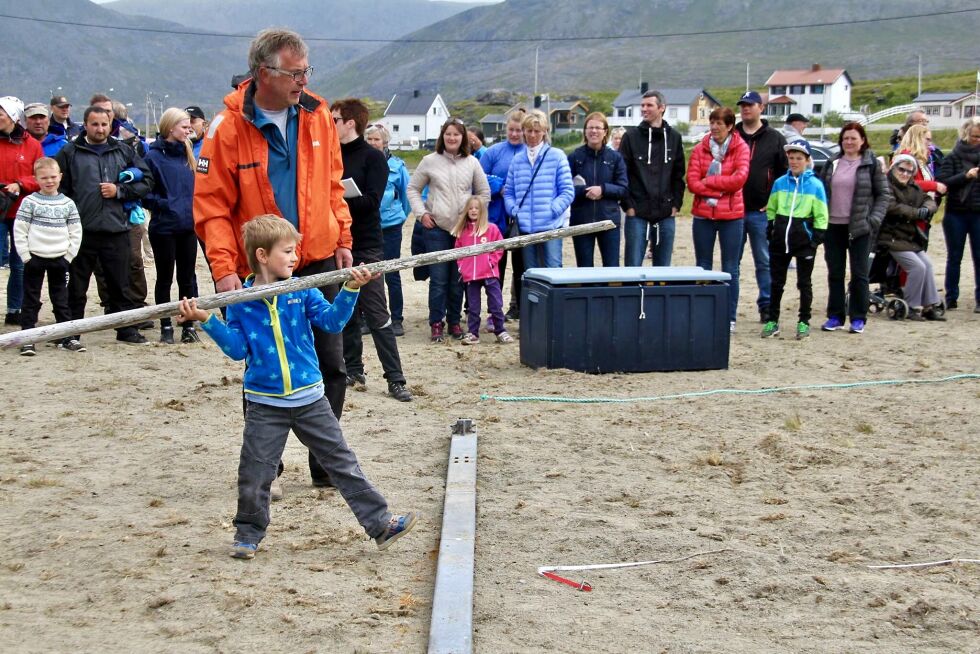 Kasting av råvedstang er en av konkurransene under verdens nordligste bryggefestival. Her fra den første festivalen i Skarsvåg i 2015.
 Foto: Siv-Trude Johansen