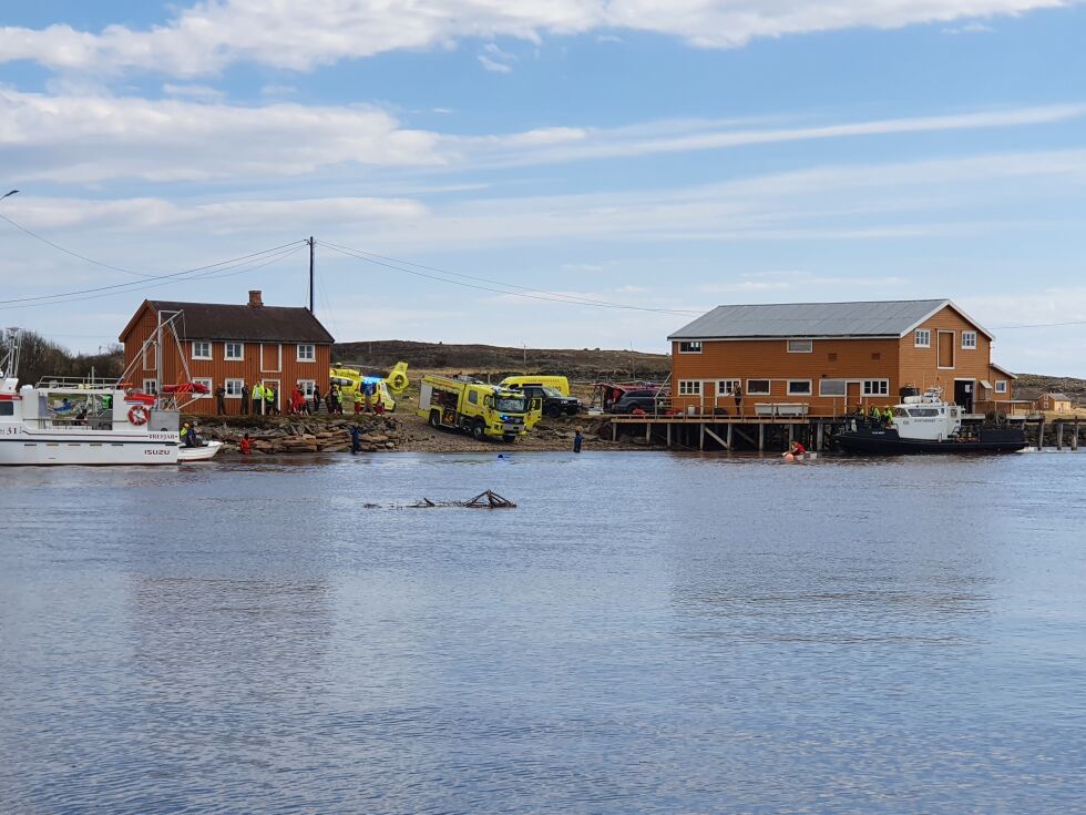 Brannmannskap er i gang med å dra opp bilen fra vannet. Ifølge vitner var det en person i bilen da den kjørte ut.
 Foto: Torbjørn Ittelin