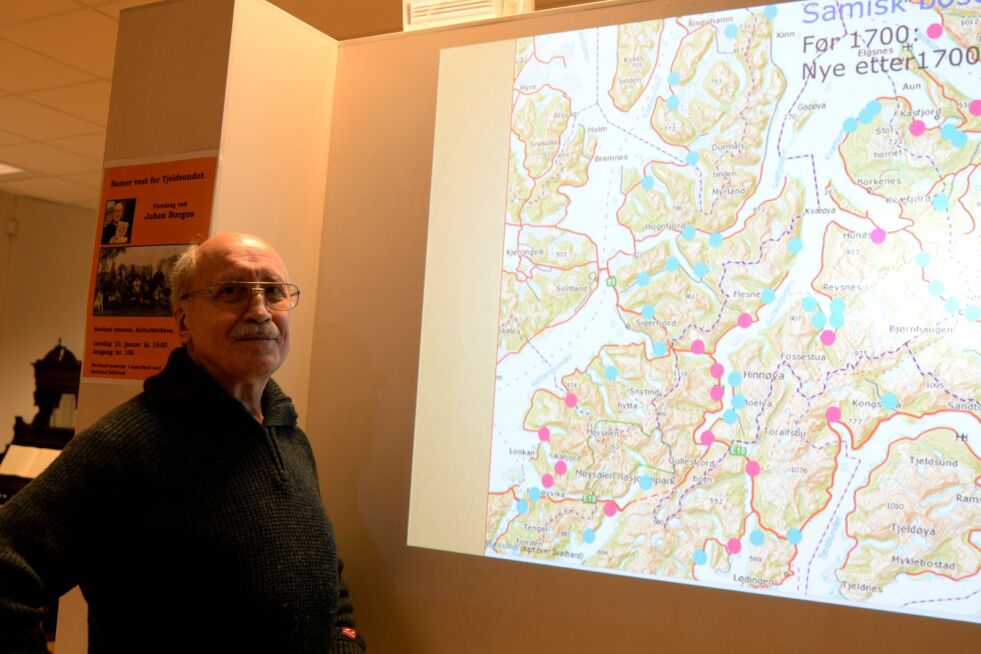 Historiker Johan Borgos viser et kart over samiske bosetninger i Vesterålen og på Hinnøya.
 Foto: Steinar Solaas