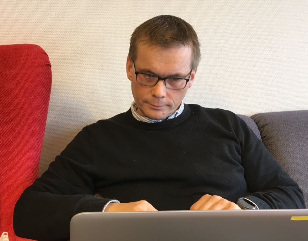 Tom Jø­ran Olsen og ad­mi­ni­stra­sjon­en fore­slår at kommunen sjøl skal over­ta alt ved­li­ke­hold av kom­mu­na­le vei­er.
 Foto: Sonja E. Andersen