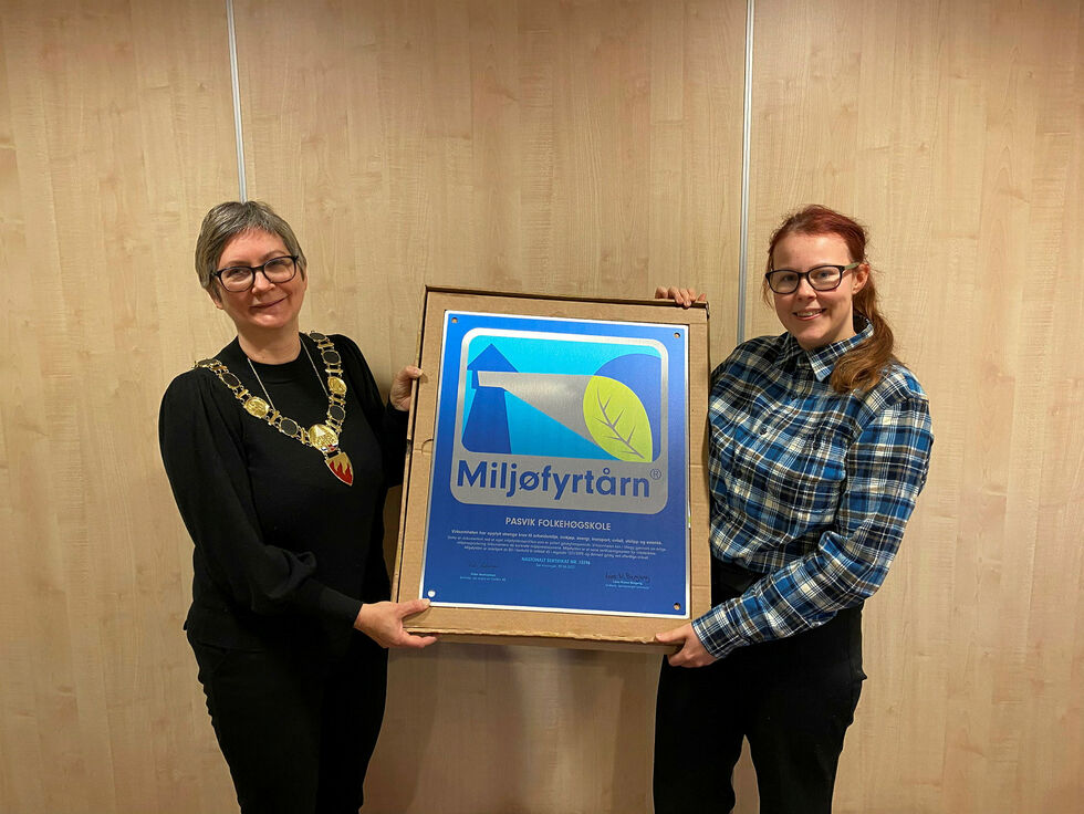 Elevrådsrepresentant Lena Falkelid mente prisen er inspirerende å få for viktig miljøarbeid på Pasvik folkehøyskole.
 Foto: Hallgeir Henriksen