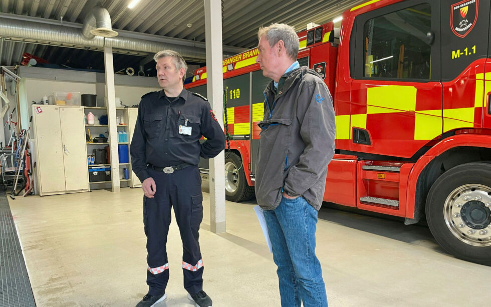 Brannsjef Henrik Haldorsen og Harald Sunde (SV) var enige om at det viktige er å komme i gang.
 Foto: Birgitte Wisur Olsen