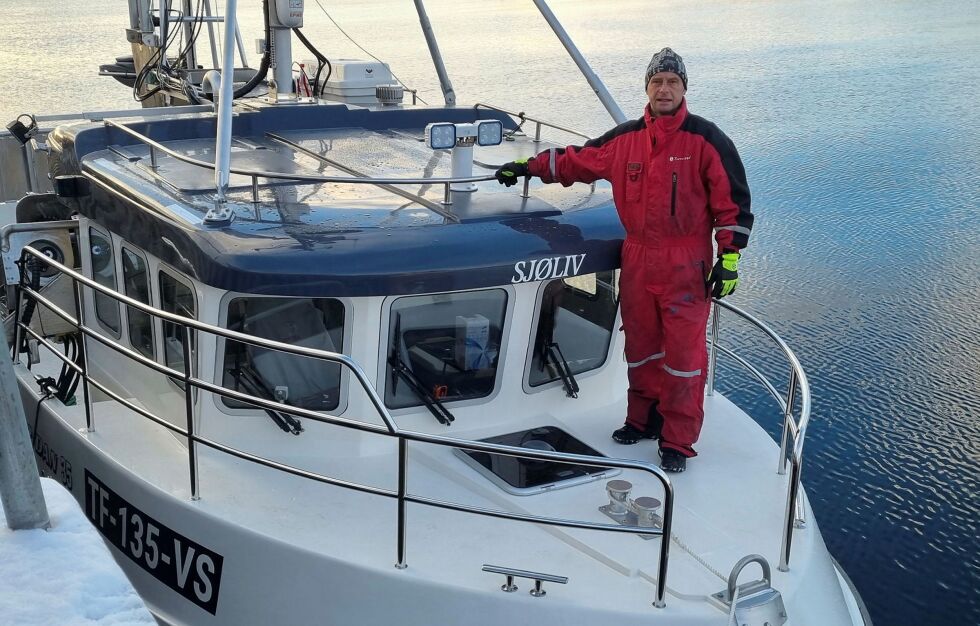 Lars-Jøran Wickstrøm er svært godt fornøyd med nyinvesteringen «Sjøliv» som nå er på plass i havna i Vestre Jakobselv.
 Foto: Torbjørn Ittelin