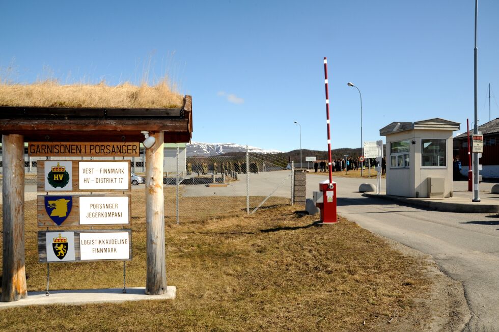 Et kvarters tid mandag slapp ingen verken ut eller inn porten til militærleiren på Porsangmoen.
 Foto: Iillustrasjonsfoto (med åpen port)