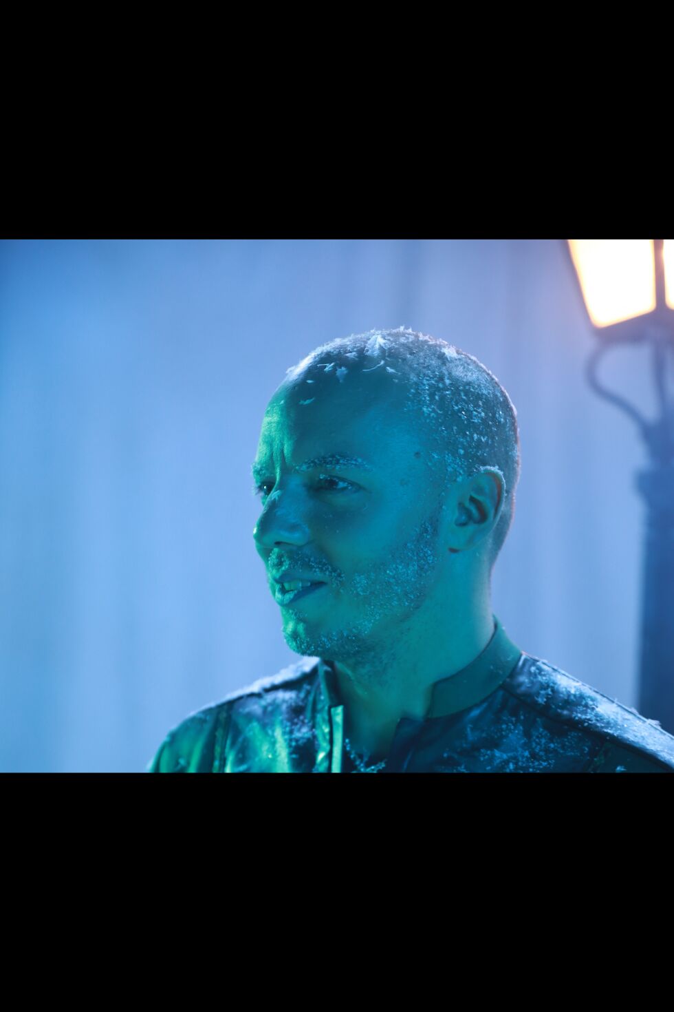 MED NY MUSIKKVIDEO: Fred Buljo under innspillingen av musikkvideo for KEiiNO. Han unngikk med nød og neppe å måtte bruke parykk, og bandkollega Tim Hugo, som brukte parykk, blir nå omtalt som «epic wig guy» på youtube. På Ságats hjemmeside kan du se videoen til bandet.
 Foto: Alice Asplund