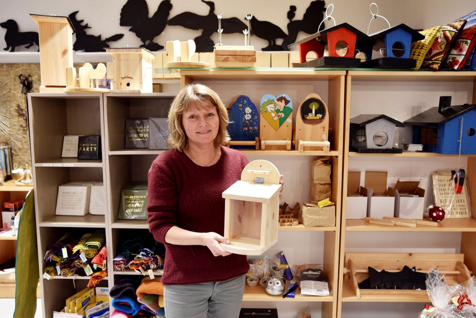 Mona Bråthen, arbeidsleder på Porsanger Arbeidssamvirke, forteller at de er nesten utsolgt for juleting i butikken. Her holder hun en av deres nye produkter: ekornmater. Foto: Kristin Humstad.
 Foto: Kristin Humstad