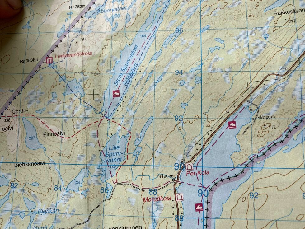 Bad­stua, som brant helt ned fredag mor­gen, lå ved Spur­ven, litt nord for Vag­ge­tem, et godt styk­ke oppe i Pas­vik­dal­en, vest for Pas­vik­el­va i høy­re del av kar­tet.