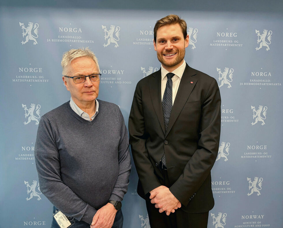 Landbruks- og matminister Nils Kristen Sandtrøen (til høyre) sammen med styreleder Inge Even Danielsen i Norske Reindriftsamers Landsforbund.
 Foto: Landbruks- og matdepartementet