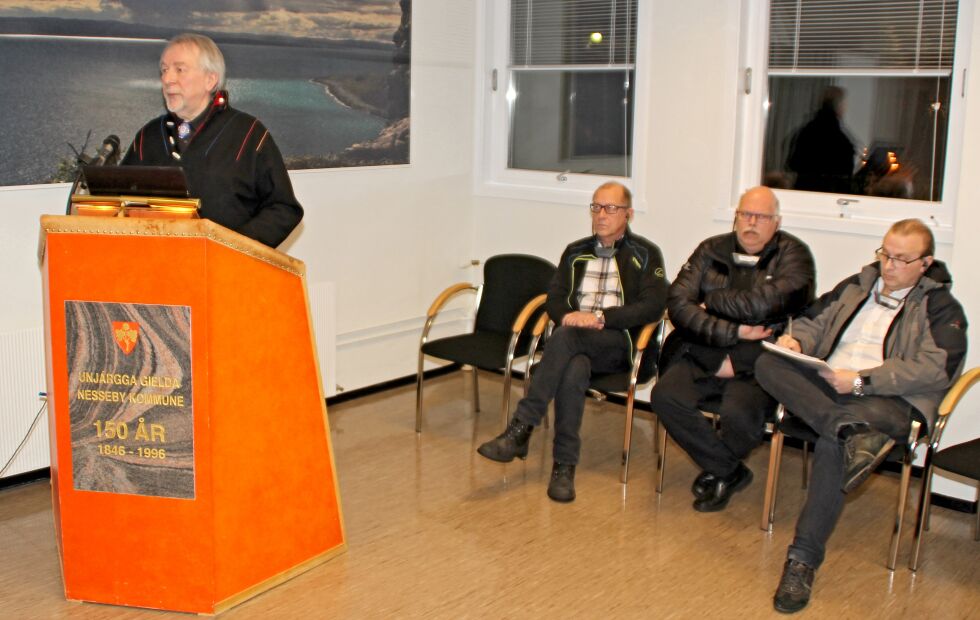 Bjarne Store-Jakobsen (SFP) foreslo at man utsatte trafikknutepunkt-saken, men både saksbehandler i kommunen, Oddleif Nilsen (bak fra venstre), og Leif-Gunnar og Jan Roger Opdahl fra Varangerkroa, måtte konstatere at han ikke fikk flertall for forslaget.
 Foto: Torbjørn Ittelin