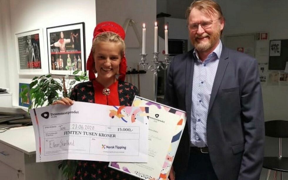 Ulf Ballo hadde æren av å overlevere Drømmestipendet 2020 til Ellinor Skartland.
Foto: Tana kulturskole
