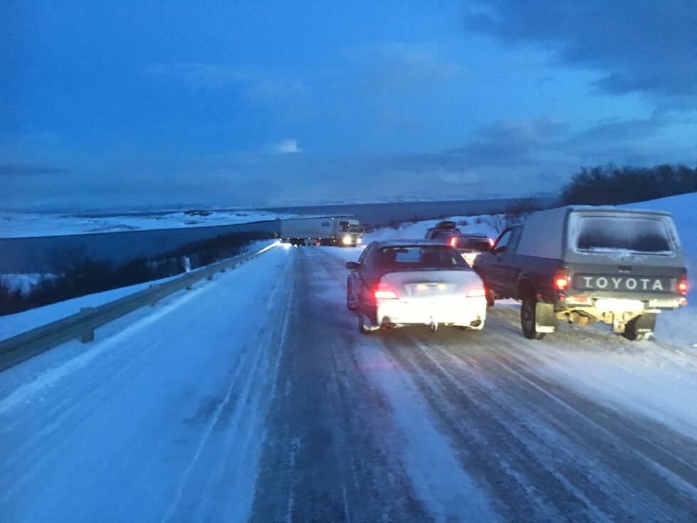 Traileren sperrer veien to kilometer sør for Kistrand, på den såkalte Storskjæringa på Veidnes.
 Foto: Lisbeth Myrvang