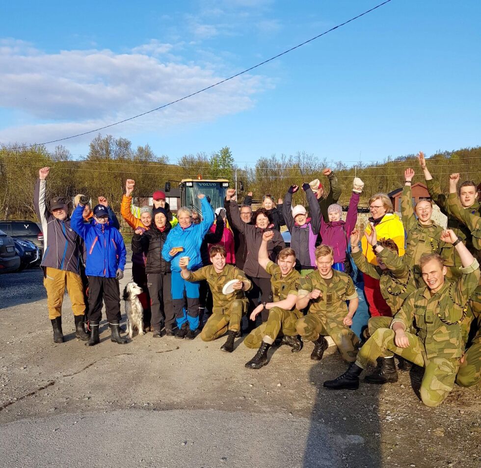 Forsvaret bidro med ryddestyrker sammen med folk med hjerte for Jarfjord, slik at totalt 42 personer deltok på ryddedugnaden.
 Foto: Sirén Vonka