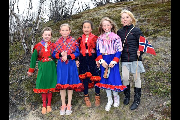 Flerkulturelt i front i 17. mai-toget i Tana bru