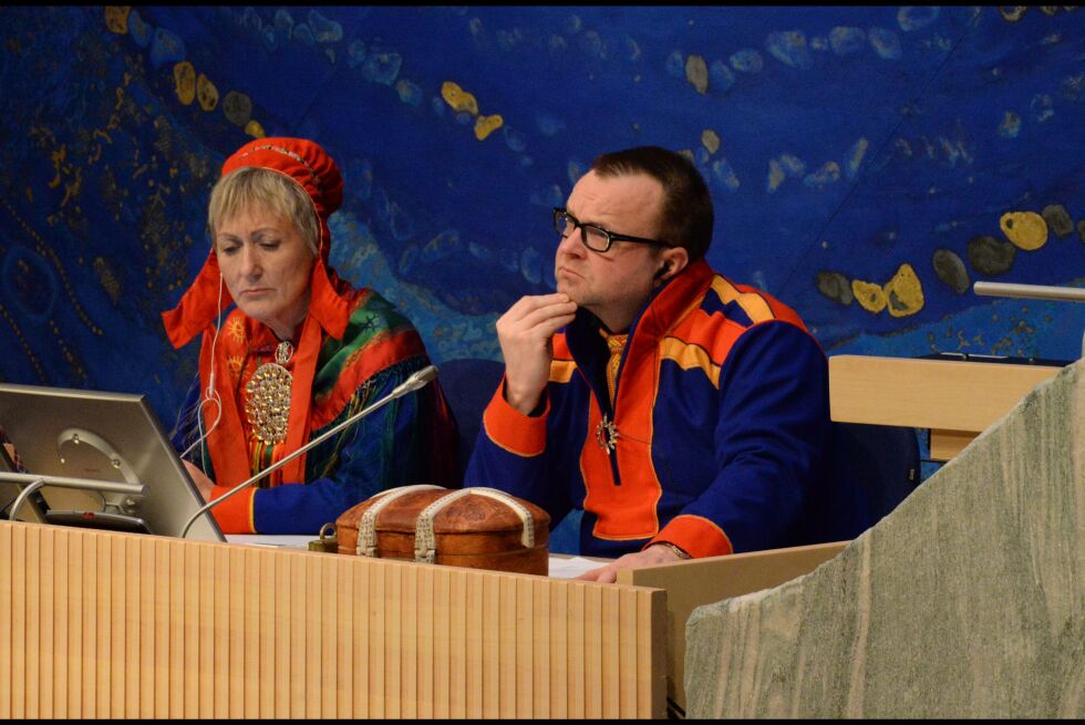 Stemninga internt i plenumsledelsen er ikke den beste. Her leder nestleder i plenumsledelsen Anita Persdatter Ravna (NSR) og plenumslder Jørn Are Gaski (Ap) møtet sammen onsdag.
 Foto: Steinar Solaas