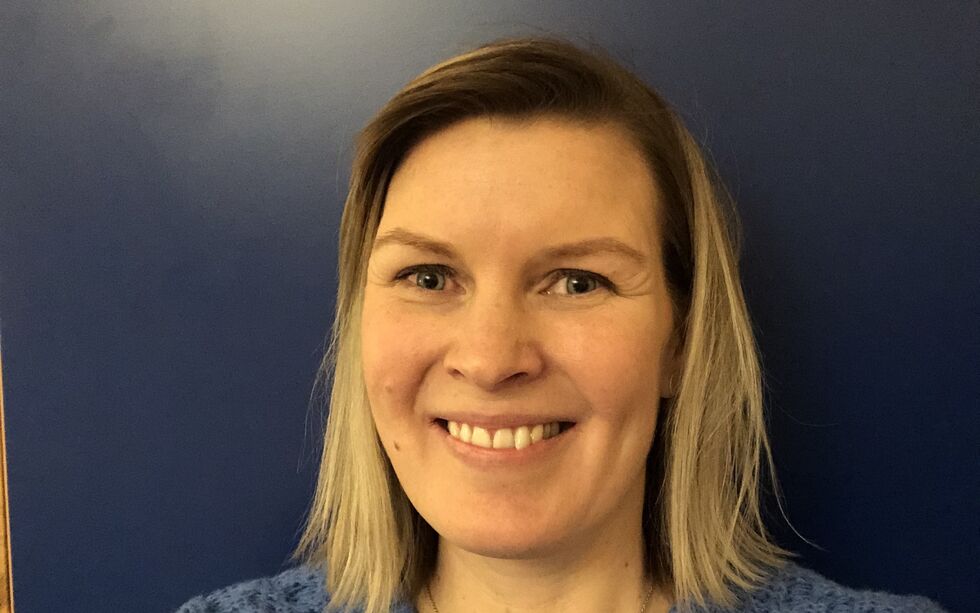Rektor Ragnhild A. Ernstsen ved Alta ungdomsskole stoler på den smittevernfaglige vurderingen som kommunen har gjort. Rektoren fulgte beskjeden, om å gå over til rødt nivå. FOTO: PRIVAT.