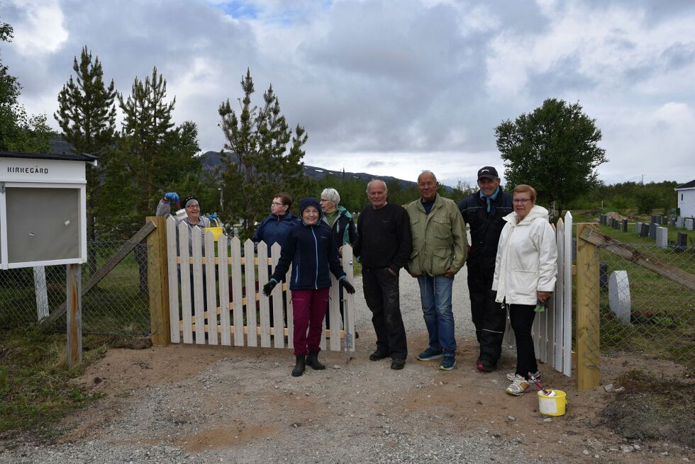 Noen av deltakerne på dagens dugnad poserer stolt foran kirkegården. Alle foto: Kine Jeanette Finstad
 Foto: Kine Jeanette Finstad