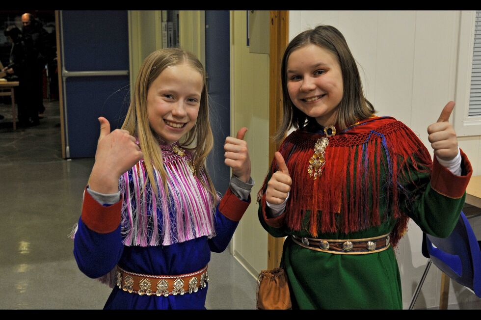 Sara Soini Guttorm og Kristin Trosten feiret både på sameskolen og i Flerbrukshallen. I tillegg var de to av flere elever ved sameskolen som underholdt med sang.
 Foto: Erik Brenli