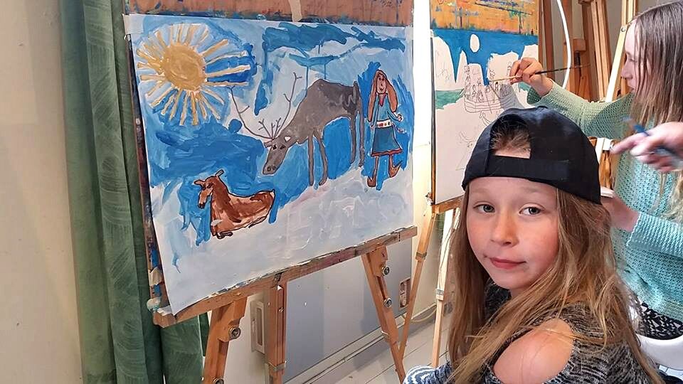 Emma Pirttimäki (8 år) med sitt bilde.
 Foto: Tatiana Amossova