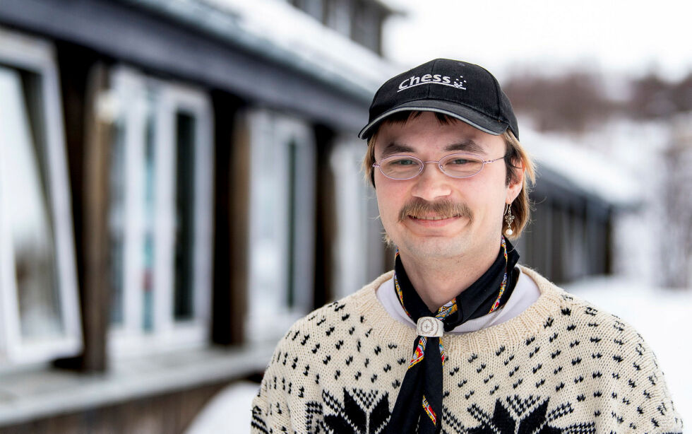 Mihkkal Hætta var en av dem som tok turen innom LES-salen da saken ble behandlet av kommunestyret. Han reagerte på at det ble argumentert med at å flagge med inkluderingsflagget går mot kristne verdier.
 Foto: Cecilie Bergan Stuedal