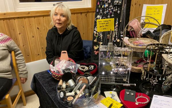 Frostfullt og folkerikt julemarked i Skoganvarre