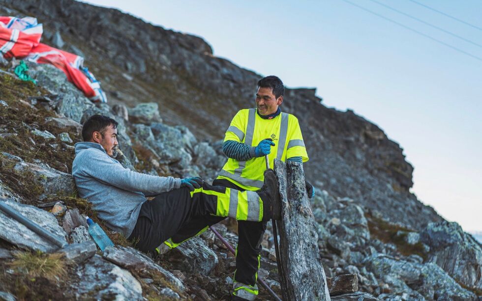 På grunn av pandemi og innreiserestriksjoner kom de litt seint i gang med byggingen. Her er to av sherpaene fra Nepal under byggingen av trappa.
 Foto: Nyvoll Film & Foto
