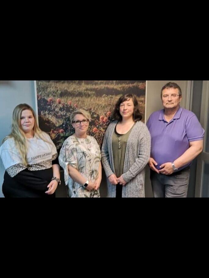Hanne Iversen Noste, AP, Marit Kjerstad, TPL, Sissel Røstgaard, SV, og Knut Store, AP, har sørget for et politisk samarbeid i Nesseby de neste fire årene.
 Foto: Privat