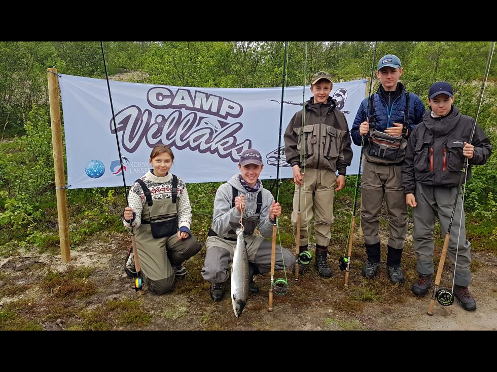 Camp Villaks ble også arrangert i 2017. Her er fjorårets deltakere, Ingrid Raudsepp, Lasse Trones (som fikk campens eneste laks), Peder Trones, Jakob Brenningen Bjørklund og Richard Loen.
 Foto: Privat