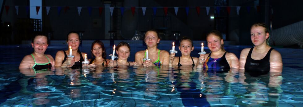 Kombinasjonen svømmere, levende lys og mørkt basseng skapte god stemning i Barentsbadet.
 Foto: Xavier Cusido Aliete
