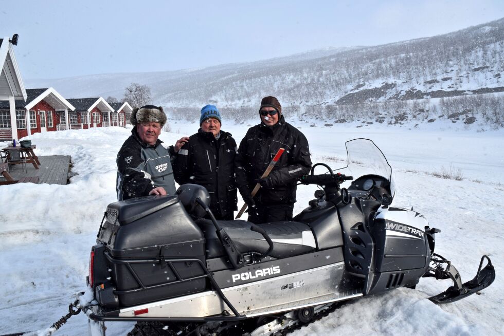 – En fin jobb dette her, forteller fra venstre Tor Jensen, Helge Andersen og Ole Inge Myrheim som var ute og plukket ned siste rest av stikker i løypetraséen for Finnmarksløpet mellom Karasjok og Leavvajok på onsdag.
 Foto: Tom Hardy