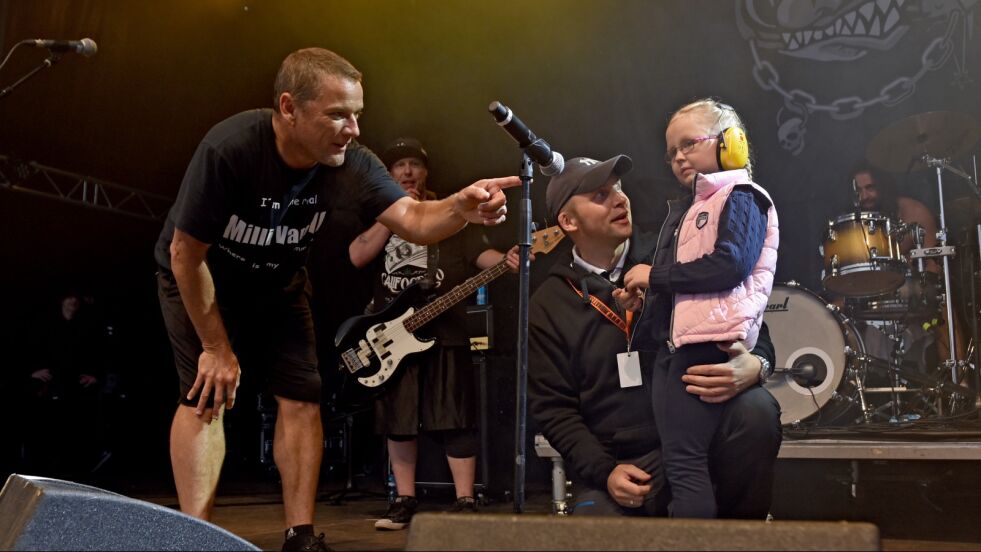 Natalie Rebekka Johansen (7) fikk den store æren av å avslutte konserten til Ugly Kid Joe. Her står hun med vokalist Whitfield Crane (til venstre) og faren Daniel Johansen (midten).
 Foto: Sigurd Schanke
