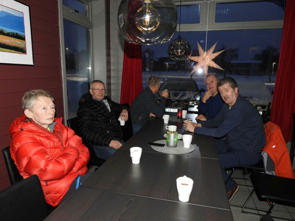 Mannfolkene på kafeen forteller at drapet i Lakselv er samtaleemnet rundt kaffebordet, onsdag formiddag. FOTO: KRISTIN MARIE ERICSSON.