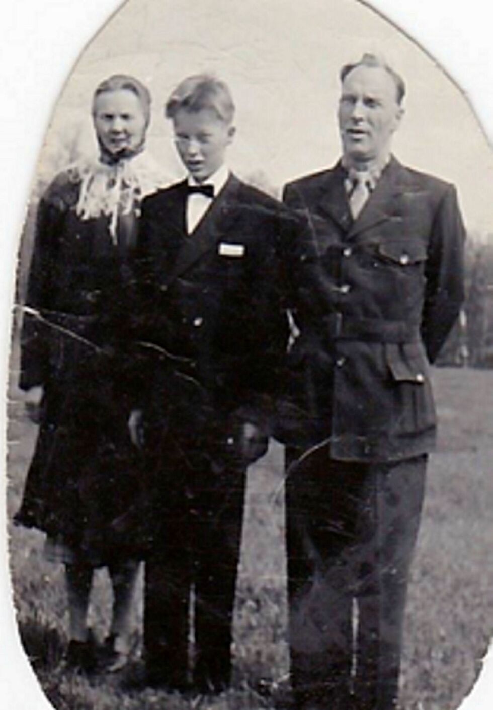 Bilde fra min konfirmasjon 1955. Jeg står mellom min mor og far.
Privat foto