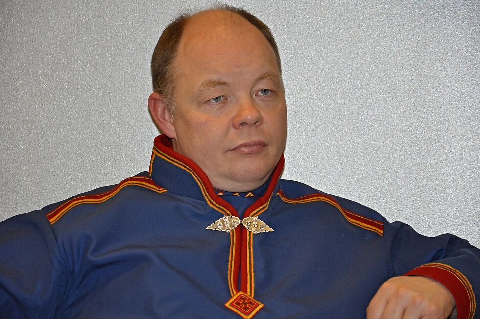 Sametingsråd Henrik Olsen vil ikke forskuttere hvordan Sametingets støttesystem over kunstneravtalen vil se ut fremover, og hvordan eventuelt flere forfatterforeninger vil slå ut økonomisk for Sámi Girje&#269;álliid Searvi.
 Foto:  Jan Roger Østby / Sametinget