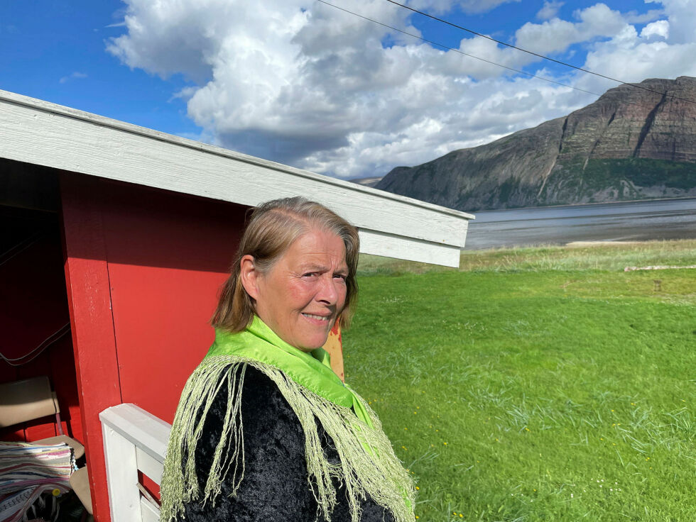 Wivian Johnsen trodde ikke at noen ville lære henne å sy kofter, siden hun ikke snakket samisk.
 Foto: Birgitte Wisur Olsen