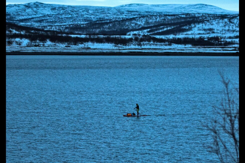 Hvem er padleren på brettet? Lørdag 17. desember ble dette mennesket observert padlende i Smørfjord. Farkomsten synes å være et brett av noe slag, og padleren hadde med seg bagasje.
 Foto: Jon Egil Nilsen