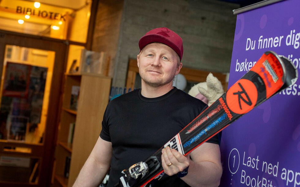 Det er veldig populært å leie alpinutstyr fra Kautokeino folkebibliotek. 
– Det er mye trafikk akkurat nå, og jeg tror det blir enda mer utover våren når toppsesongen for ski begynner, sier biblioteksjef Mikkel Ole Eira.
 Foto: Cecilie Bergan Stuedal