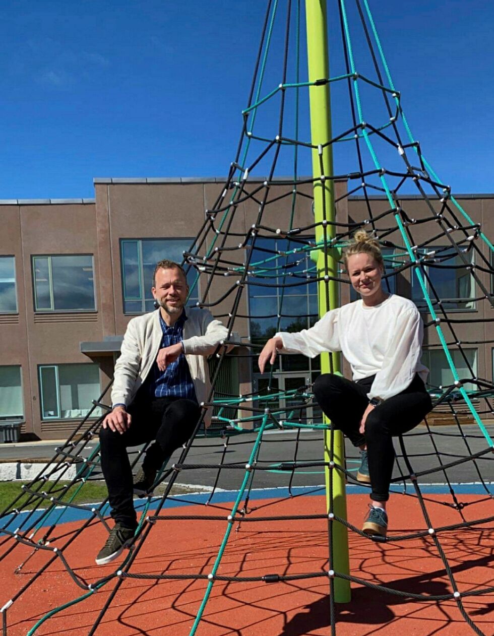 Gratis SFO er blant tiltakene i ei ny velferdsordning SV går inn for. Her ser vi SV-leder Lysbakken med partiets stortingskandidat i Finnmark, Amy Brox Webber, i lekeapparater utenfor skolen i Bjørnevatn.
Foto: Arnt Uchermann