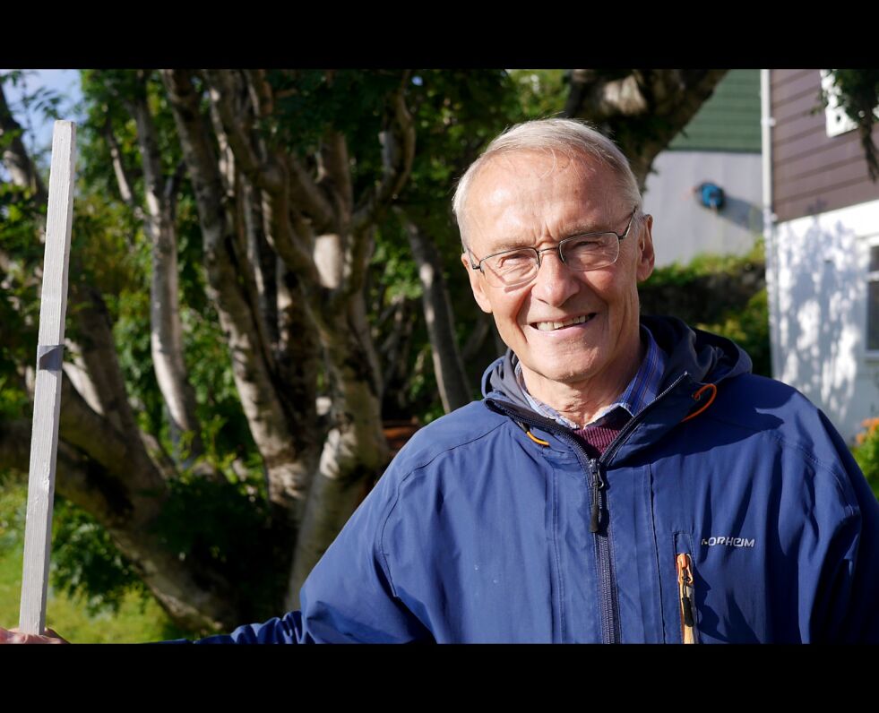 Sigfred Andersen med målestaven for snemengde hjemme i hagen sin i Fjellveien. Like etter påsken i starten av april 2018 målte han over to meter med sne i hagen; som er klar rekord etter at han startet målingene.
 Foto: Geir Johansen