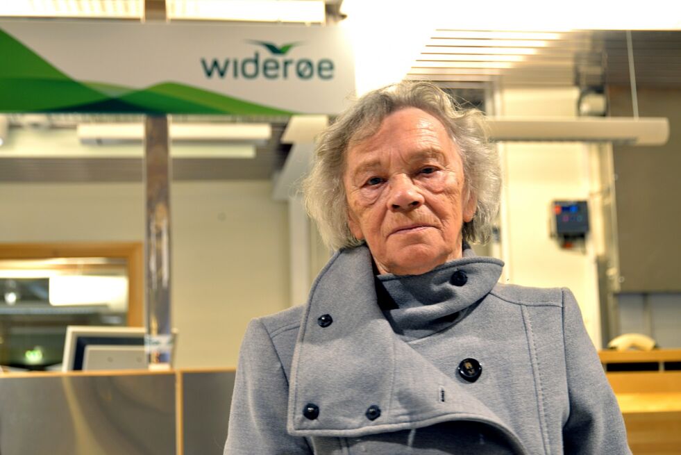 Mathilde Bakkeland takker gode venner og Widerøes crew som bisto henne.
 Foto: Sonja E Andersen