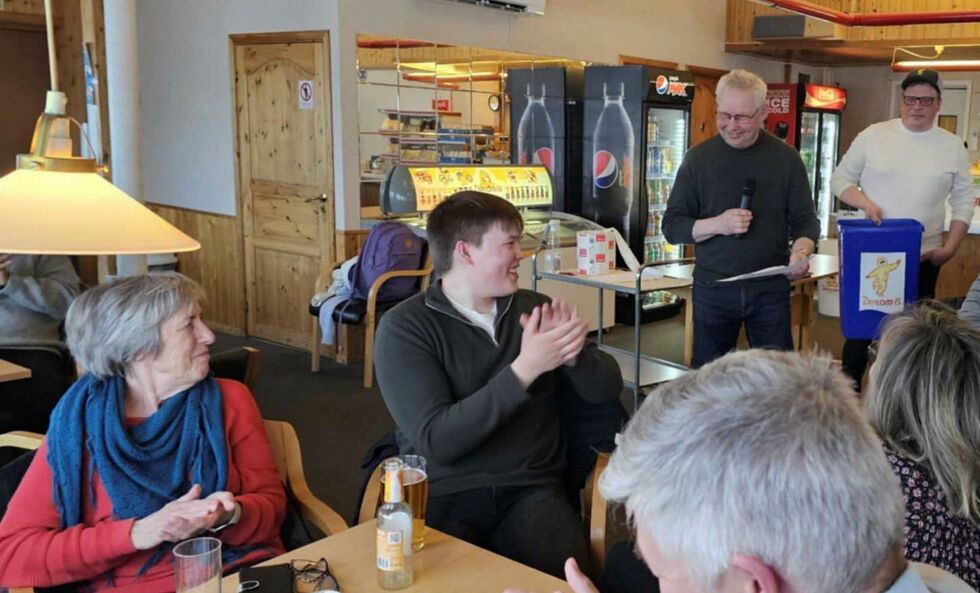 Kveldens yngste jaktleder, Tor Nikolai Henriksen (i midten), kunne glede seg over å få førstevalget – feltet Rásjok i hjemkommunen.
 Foto: Privat