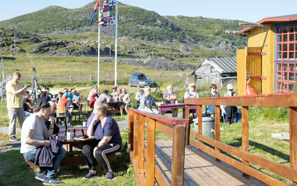 Det var godt oppmøte når Sjøsamisk Tun arrangerte sitt årlige vennskapstreff. De fremmøtte kunne nyte sol og lokale fristelser som reinskav og multekrem.
 Foto: Jon Egil Nilsen