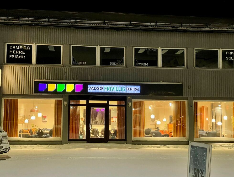 Bildet utenfor Vadsø frivilligsentral hvor fjorårets jule-loppemarked tok sted.
 Foto: Elisabeth Mosand