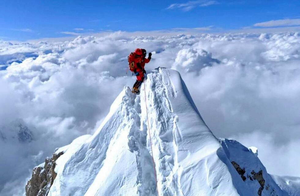 Kristin Harila har nå nådd toppen av det første fjellet i målet om ny verdensrekord. Bildet fra da hun besteg Manaslu i fjor.
 Foto: 8Expedition