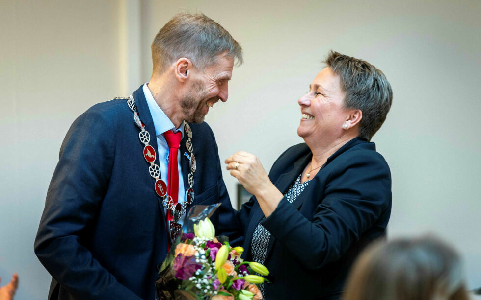 Ny ordfører Jo Inge Hesjevik takket for det vakre kjedet og den tunge børen, da Aina Borch hengte kjedet på ham.
 Foto: Cecilie Bergan Stuedal