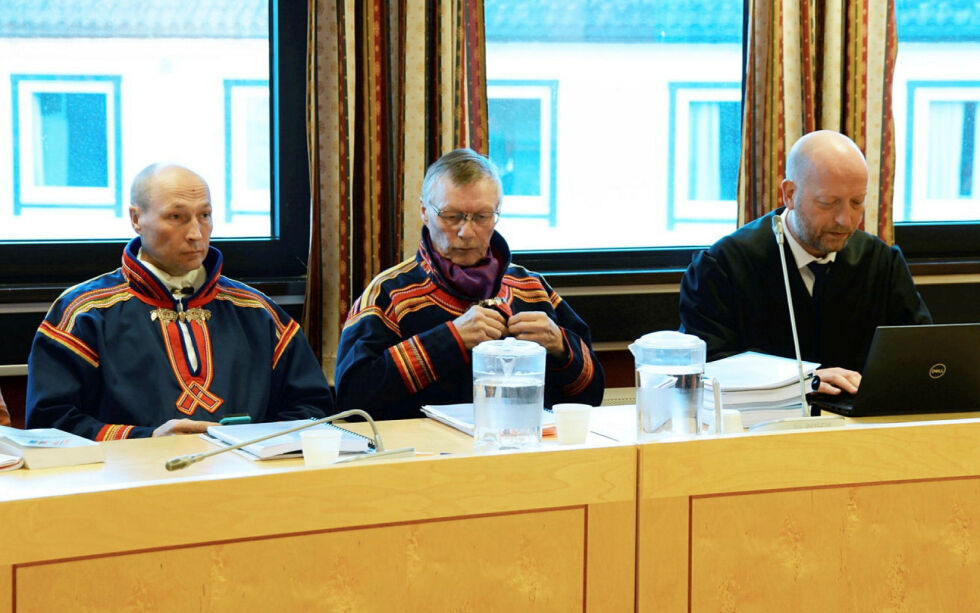 Saarivuoma-saken startet i Senja tingrett, hvor dette bildet er fra. Fra venstre nestleder i Saarivuoma sameby, Henrik Johannes Blind, leder i Saarivuoma sameby, Per Anders Nutti og advokat Knut Helge Hurum.
 Foto: Steinar Solaas